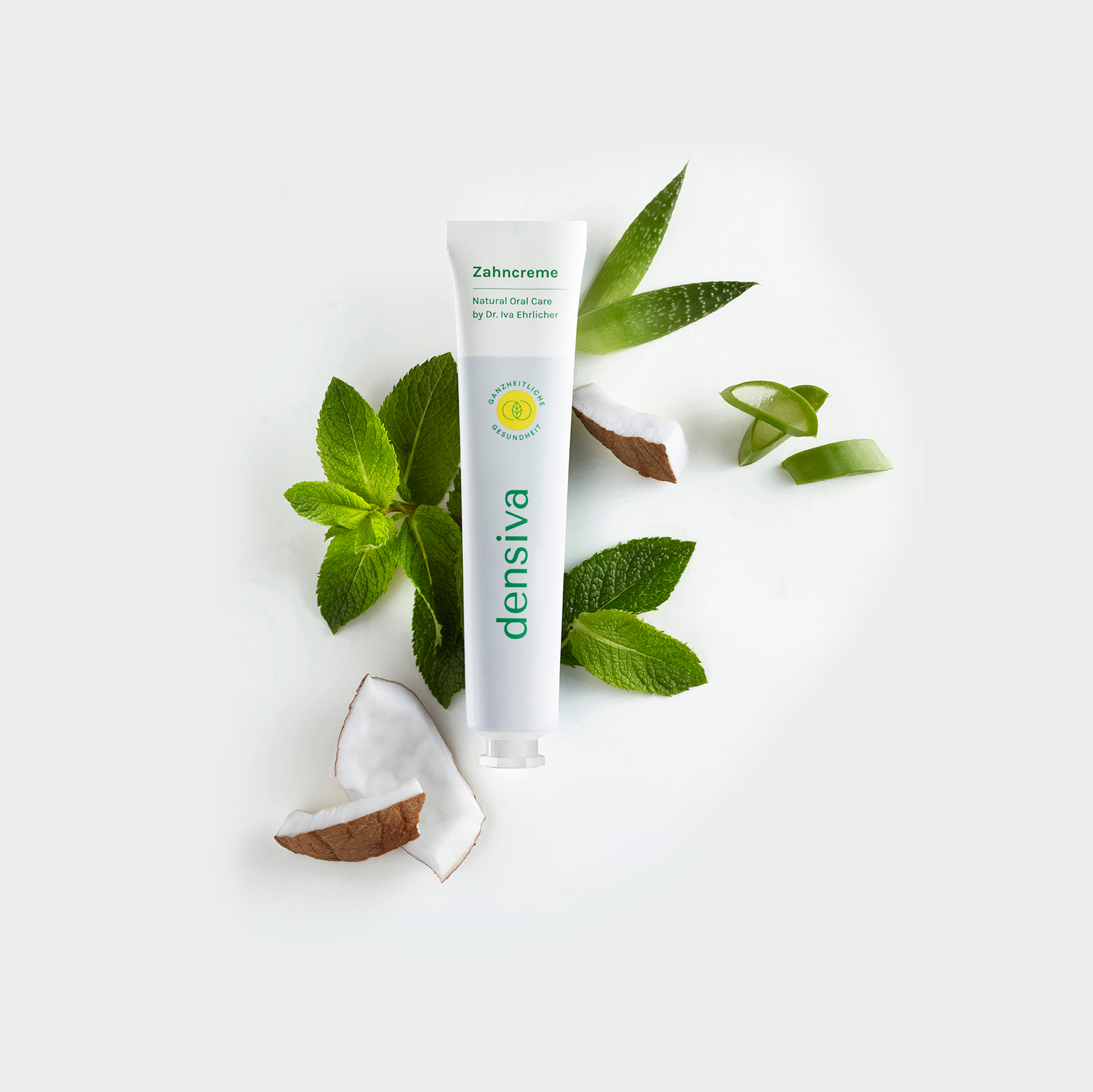 Das Foto zeigt die Zahncreme densiva mit natürlichen Inhaltsstoffen, Kokosöl und umweltfreundlicher Herstellung